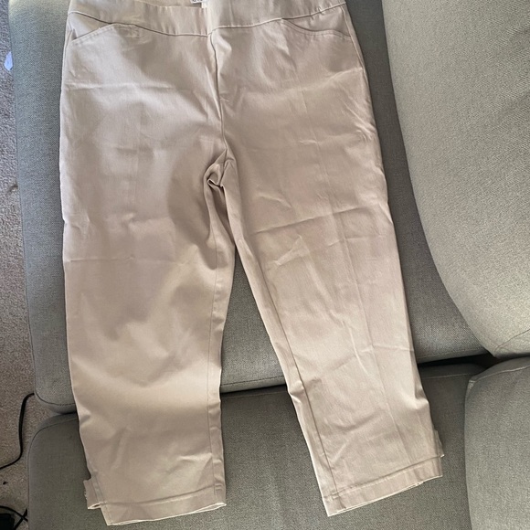 🤍CLEO🤍Beige/Cream Crop/ capris pants with jewel detail . Size Large. like new! - Picture 8 of 11